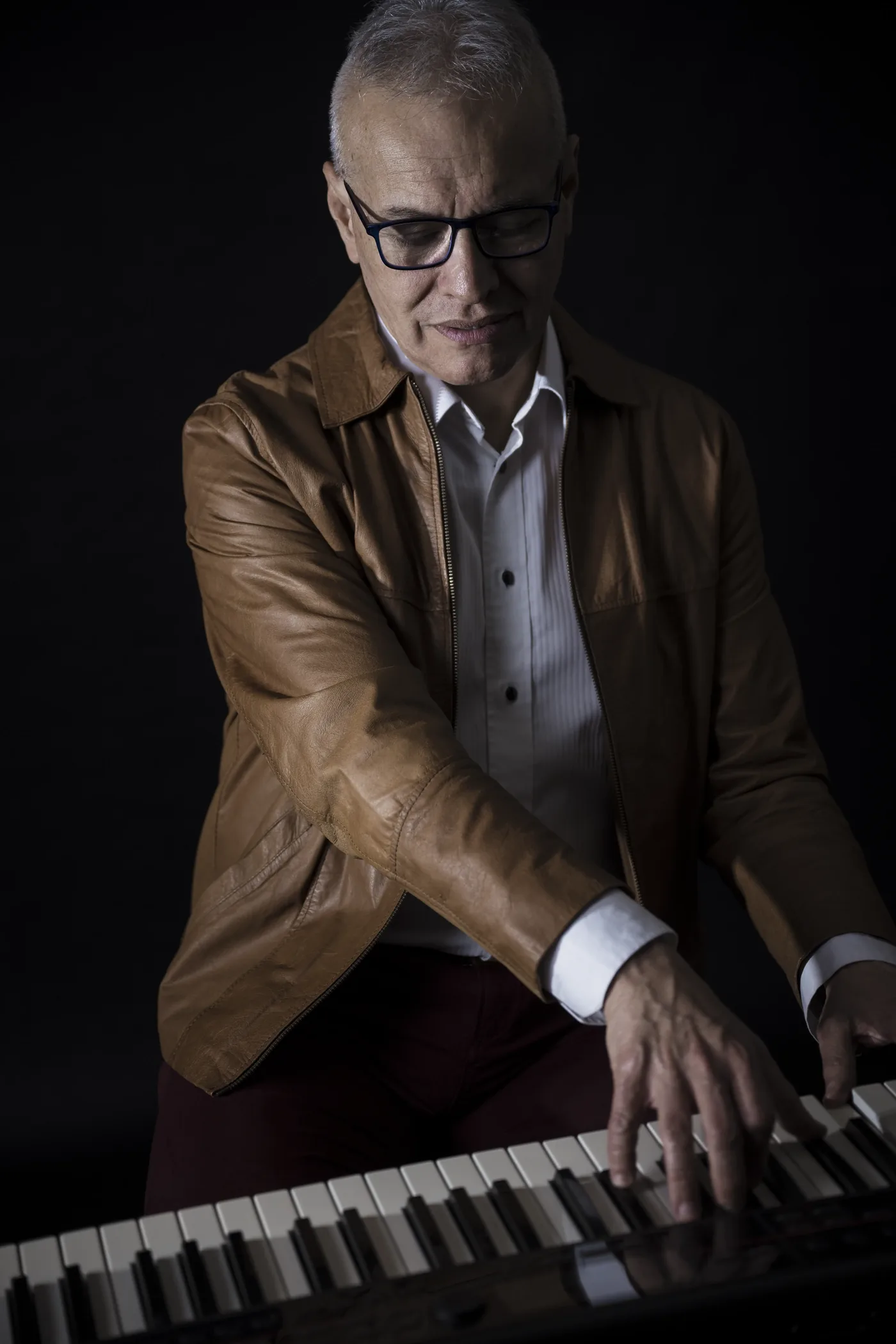 Pepe Céspedes tocando piano